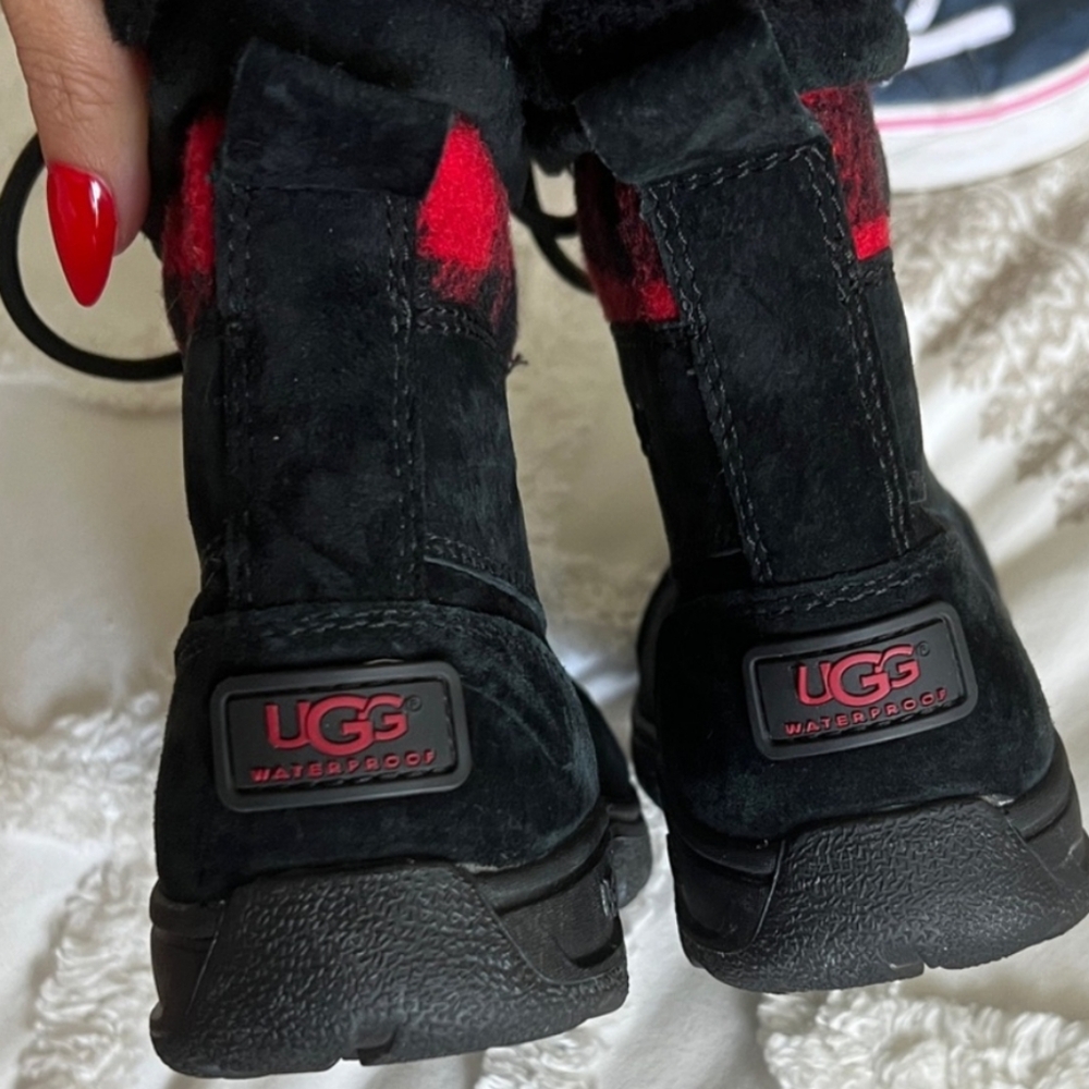 Like New!! UGG Unisex Kids Boots in Black and Red Plaid Sz 13 Both Boy And Girl - Picture 6 of 14